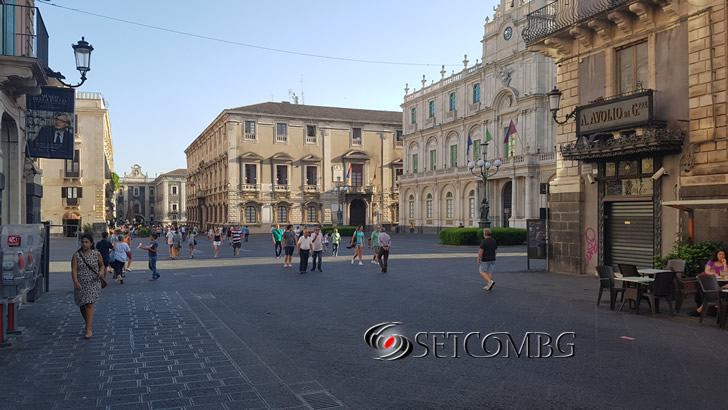 Площад в Catania с характерна черна настилка от Етна